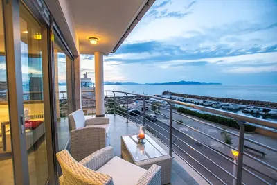 Image de Luxury house on the front line of the sea