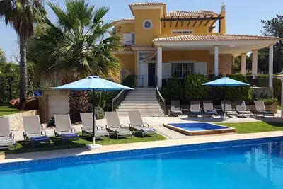 Image de Villa exclusive de 7 chambres avec piscines privées, salle de jeux, cinéma, salle de gym et sauna.