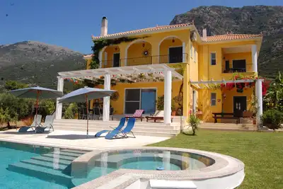 Image de Grande villa de luxe avec piscine privée et vue sur la mer et la montagne