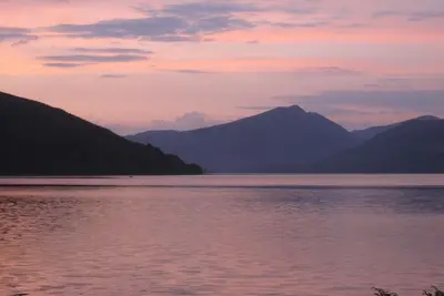 Image de Maison bien équipée avec vue imprenable sur le lac.