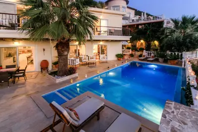 Villa élégante avec piscine privée et vue panoramique imprenable sur la mer