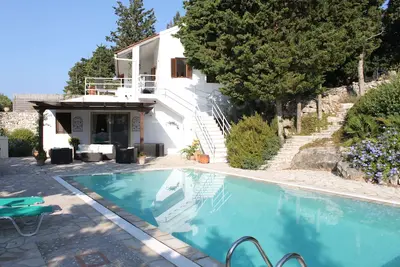 Image de Villa spacieuse dans un vaste terrain privé donnant sur la baie d'Ahai près d'Erimitis