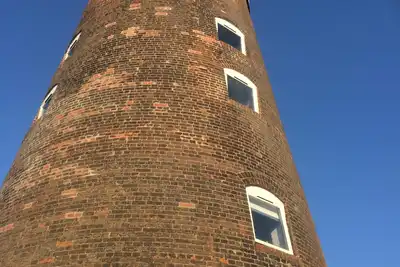 Image de Hébergement de luxe de style boutique dans un moulin à vent converti pour 2 à Woodbridge