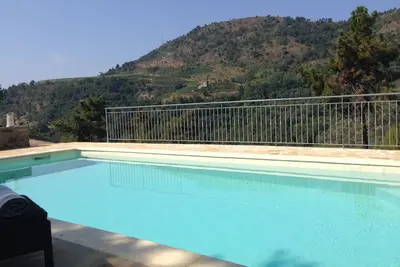 Image de Profitez de la nature en toute intimité avec piscine. Belle vue sur les vignes et la mer.