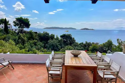 Image de Villa en bord de mer avec vue imprenable à seulement 150 mètres de la plage privée