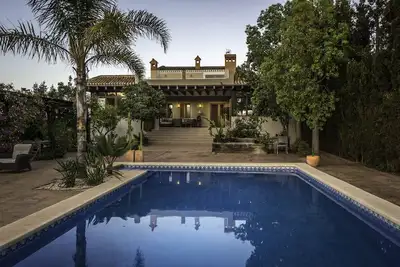 Image de Magnifique Villa avec jardin et piscine, surplombant le golf