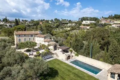 Grande bastide rénovée dans le sud de la France, près de Valbonne