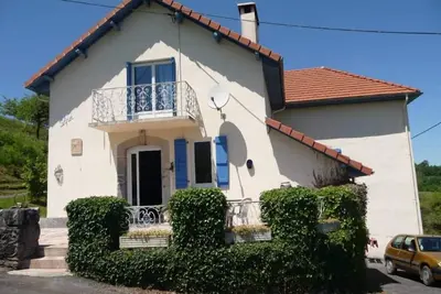 Image de Maison de caractère offrant une vue imprenable d'une capacité de 6 personnes.