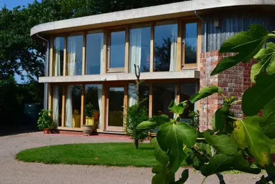 Image de Cutting Edge Luxury Designer Lodge moderne avec vue sur la campagne