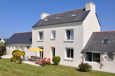 Image de Maison avec jardin clos, proche de la mer.