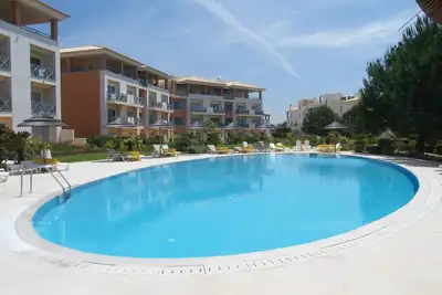 Image de Luxueux appartement au premier étage avec balcon donnant sur la piscine et les jardins.