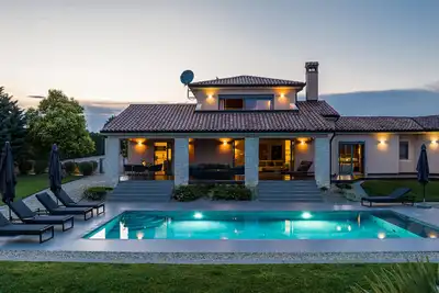 Image de Luxurious Contemporary Villa, large pool heated 28° - green views