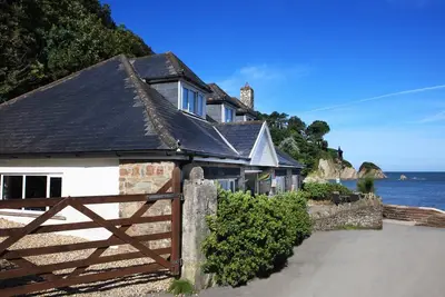 Image de Directement sur Seafront Lee. Grande maison de 4 chambres. Les vues sur la mer abondent. Sur la plage