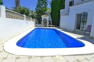 Image de Villa individuelle climatisée avec WiFi et piscine privée près de la plage de Burriana