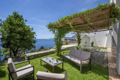 Image de maison Michara dans le centre du village à proximité des restaurants et arrêt de bus