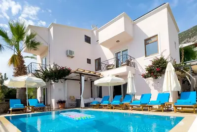 Villa de luxe 4 chambres, piscine privée, vue sur la mer, 10 min à pied du centre