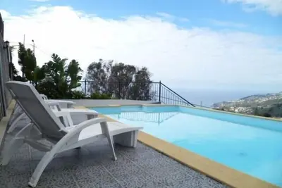 Image de Grande villa de luxe, piscine chauffée, salle de jeux / salle de sport, vue sur la mer et la montagne