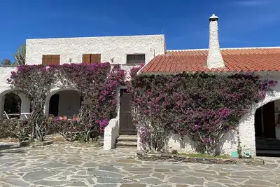 Image de Villa silencieuse sur le bord de la mer avec un patio et grand jardin juste pour les familles