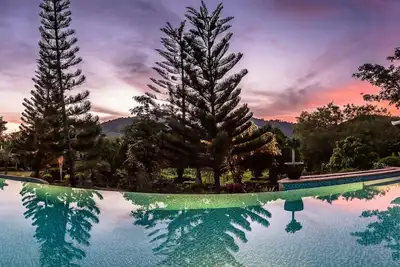 Image de 2 villas luxueuses, piscines privatives, terrains voisins, proche Nai Harn