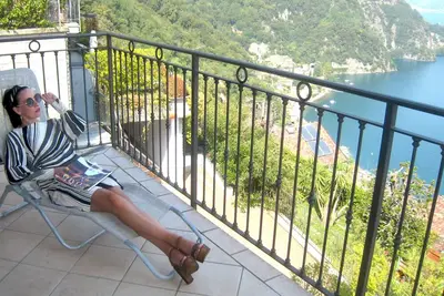 Image de Le Penthouse - Belvedere, Menaggio. Piscine partagée et vue panoramique sur le lac