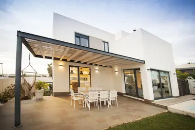 Image de Luxe en bord de mer, a / c, piscine privée, jardin, wifi gratuit, idéal pour les familles