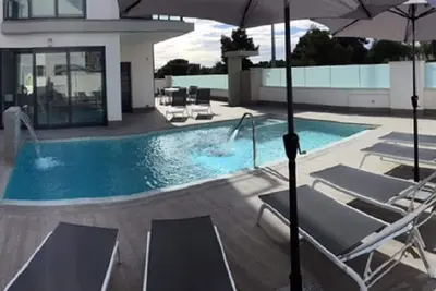 Image de Villa de luxe de 5 chambres avec piscine privée chauffée et salle de cinéma