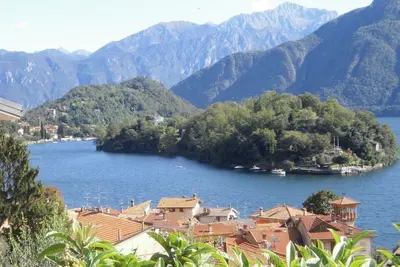 Image de Lac de Come villa avec jardin et vue spectaculaire sur le lac et montagnes.
