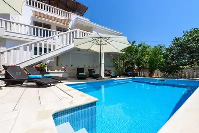 Image de Belle maison de vacances conviviale et familiale avec piscine privée