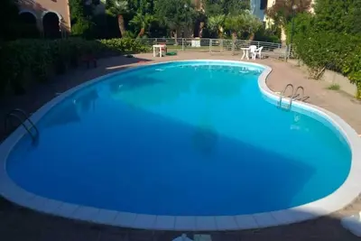 Image de joli chalet avec jardin