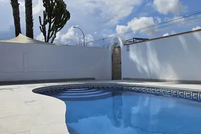 Image de Prix 2019 Pour 2020 - Piscine privée (chauffée sur demande), climatisation et aucune voiture requise