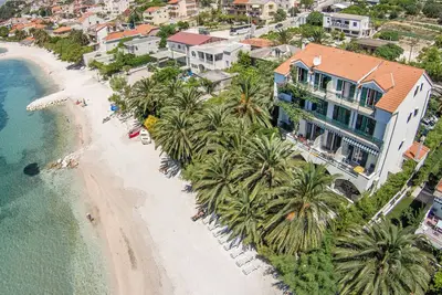 Image de Hébergement incroyable Palms le long de la plage et de la mer avec vue imprenable sur la mer 8-11