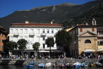 Image de Central - Sur le port touristique de Malcesine à proximité du château, des commerces, des restaurants