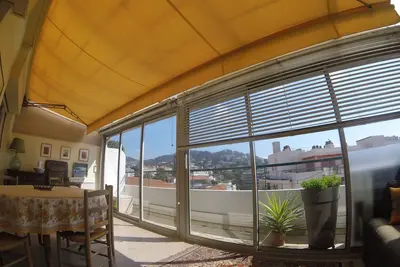 Image de Entre Plage et rue d'Antibes, quartier Croisette, 60m2, 200m Mer, dernier étage