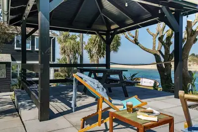 Image de Absolute Sea and Beach Front House Piscine chauffée privée + bain à remous Wifi illimité