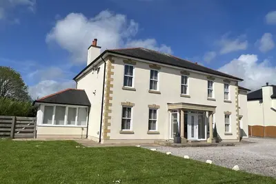 Image de Hyfryd Le- Maison de luxe avec bain à remous, parfait pour les clients à mobilité réduite