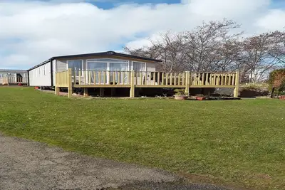 Image de Caravane supérieure située dans un endroit paisible avec terrasse extérieure