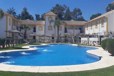 Image de Townhouse with terrace and pool 15 min from the beach.