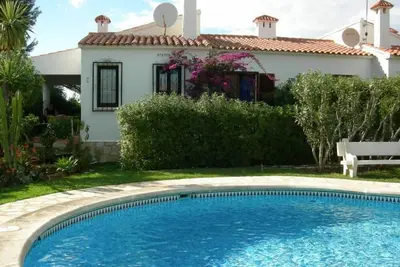 Image de Maison avec jardin et piscine