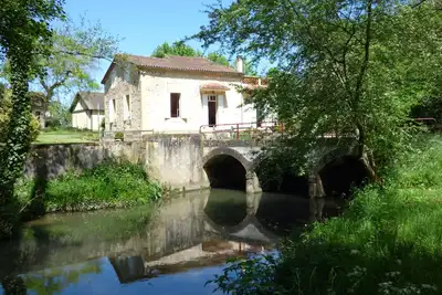 Image de Moulin ruisseau et canal avec un parc boisé et près sans voisins