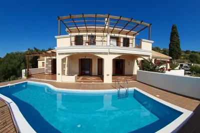 Image de Villa accueillante avec de grandes environs proches du centre du village