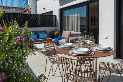 Image de Sun bathed 2 bedroom apartment with terrace and views of the Cathedral