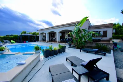 Image de Villa Climatisee Avec Piscine CHAUFFÉE Et Bain À Remous, 4 Ch Et 1 Sdb Et 1 Sdd