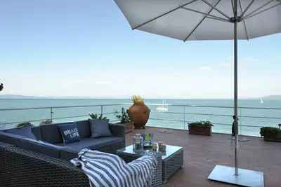 La villa est située au-dessus de la mer, l'accès direct à la mer avec une vue magnifique
