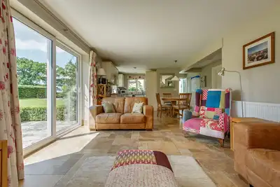 Image de Maison de vacances rénovée dans un jardin isolé de 3/4 acres.
