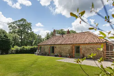 Image de Grange aménagée dans un endroit rural calme.