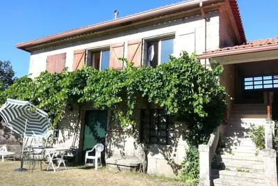Image de Belle maison en pierre dans une belle maison avec une belle rivière