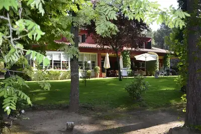 Image de Villa dans une urbanisation de luxe avec tennis et piscine dans une belle forêt