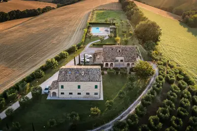 Appartement avec piscine dans une maison de campagne