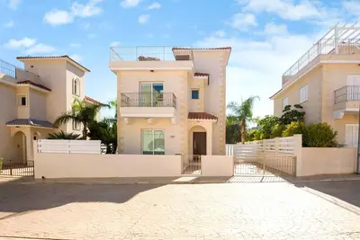 Image de Fantastique villa avec 3 chambres, toutes avec salle de bains, terrasse sur le toit et piscine privée