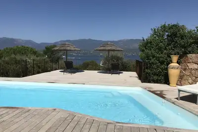 Image de Grande  villa  en pierres avec piscine vue panoramique et accès direct mer